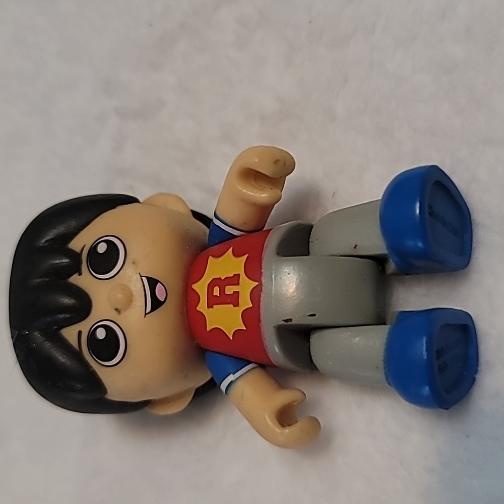 Ryan's World Toy  Ryan "R" Shirt Figure G1, 2.3" figure.